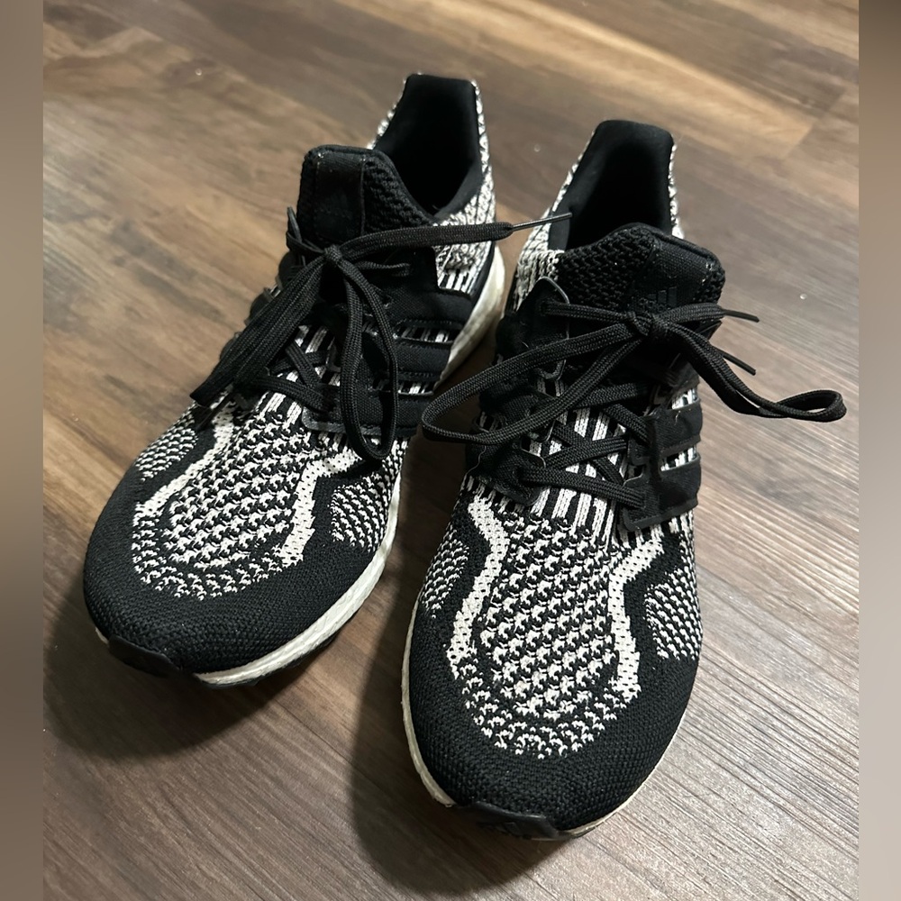 EUC! Black & White Adidas UltraBoost men’s sz 7.5 / women’s 9